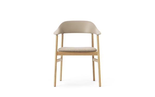 En moderne stol med beige plastikryglæn og en sædehynde i lys beige stof fra TomorrowsDesign. Stolen har fire slanke træben, sat mod en almindelig hvid baggrund.