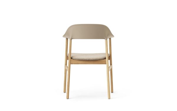 En moderne stol med beige plastikryglæn og sæderamme, med en lys træstruktur og en rund, polstret sædehynde med tekstureret stofbetræk, isoleret på en hvid baggrund. Dette stykke er indbegrebet af moderne møbler design.