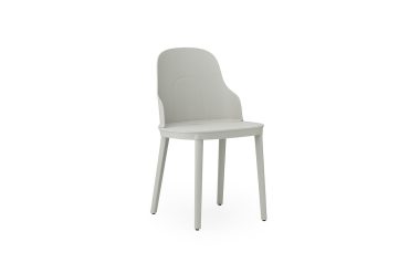 En enkel, moderne NORMANN COPENHAGEN - Allez Stol med et lysegråt, polstret sæde og ryglæn, og fire metalben, isoleret på en hvid baggrund.