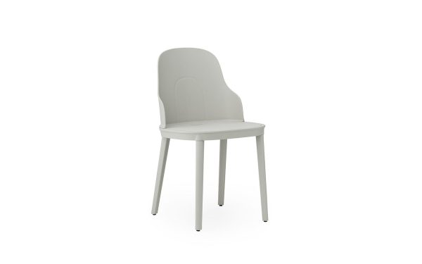 En enkel, moderne NORMANN COPENHAGEN - Allez Stol med et lysegråt, polstret sæde og ryglæn, og fire metalben, isoleret på en hvid baggrund.
