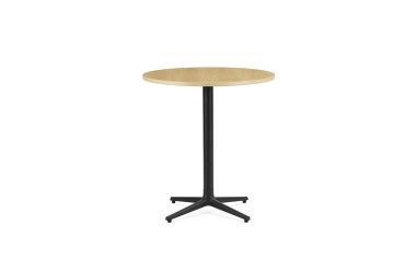 Et rundt bistrobord i lyst træ med sokkel i sort metal, stående isoleret mod en hvid baggrund. Dette smykke passer perfekt i kategorien designmøbler.