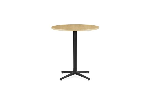 Et rundt bistrobord i lyst træ med sokkel i sort metal, stående isoleret mod en hvid baggrund. Dette smykke passer perfekt i kategorien designmøbler.