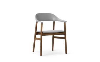 En moderne spisestuestol med træben og et gråt plastikryglæn, med et polstret gråt sæde, isoleret på en hvid baggrund fra TomorrowsDesign.