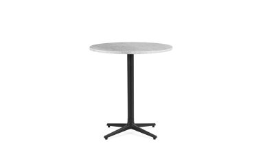 Et rundt bord med marmorplade med sokkel i sort metal, som viser et elegant design på en hvid baggrund.