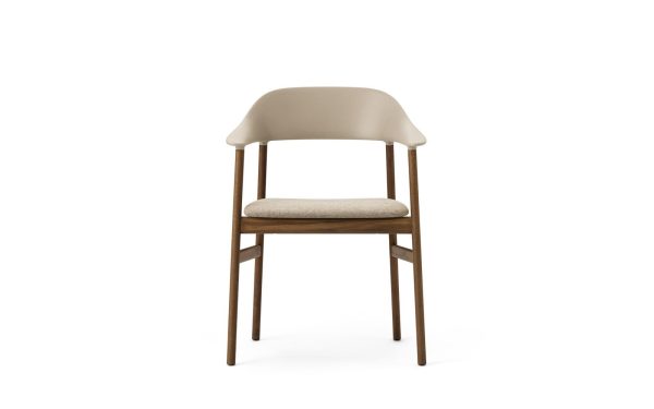 En moderne stol med træramme og -ben, med et lysbeige polstret sæde og matchende ryglæn, isoleret på en hvid baggrund. Dette stykke fremviser enestående designinteresse, der er ideelt til moderne interiøræstetik.
