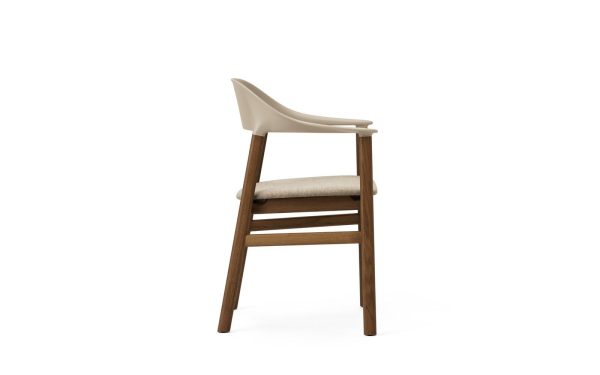 En moderne barstol med mørke træben og et beige polstret sæde, sat mod en almindelig hvid baggrund, perfekt til moderne interiør.