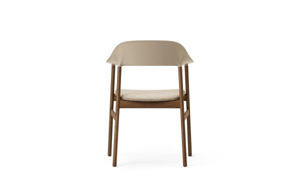 En moderne stol med et beige plastikryglæn, træben og et beige polstret sæde fra TomorrowsDesign, isoleret mod en hvid baggrund.