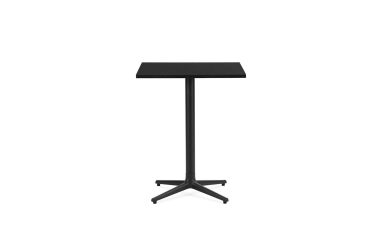 Et moderne, sort stående skrivebord med en rektangulær top og en stjerneformet base, designet af TomorrowsDesign, isoleret på en hvid baggrund.