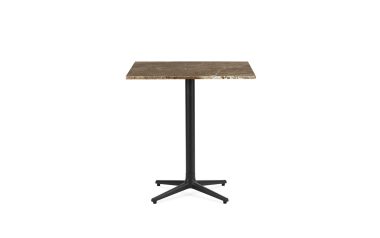 Et firkantet bistrobord med en mørk marmorplade og en sort metalbund med fire ben, designet som en del af vores eksklusive designmøbler-kollektion, isoleret på en hvid baggrund.