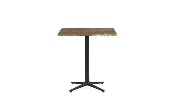 Et firkantet bistrobord med en mørk marmorplade og en sort metalbund med fire ben, designet som en del af vores eksklusive designmøbler-kollektion, isoleret på en hvid baggrund.