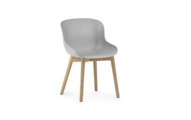 EN NORMANN COPENHAGEN - Hyg Spisebordsstol med et glat plastiksæde og fire træben, isoleret på en hvid baggrund.
