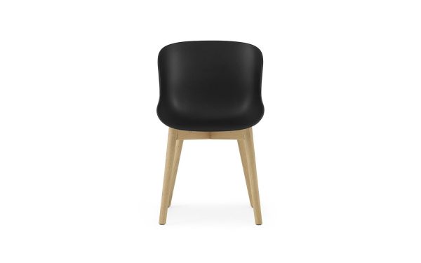 EN NORMANN COPENHAGEN - Hyg Spisebordsstol med sort sæde og ryglæn, monteret på fire lyse træben. stolen ses forfra, isoleret mod en hvid baggrund.