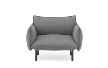 En moderne NORMANN COPENHAGEN - Ark Lænestol med et minimalistisk design med et enkelt hyndesæde, udstrakte armlæn og sorte træben, isoleret på en hvid baggrund.