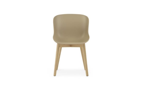 EN NORMANN COPENHAGEN - Hyg Spisebordsstol med beige plastiksæde og træben, sat mod en almindelig hvid baggrund. designet er minimalistisk og funktionelt.