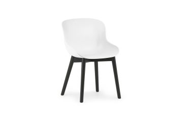 En moderne designstol med et hvidt plastiksæde og sorte træben, isoleret på en hvid baggrund.