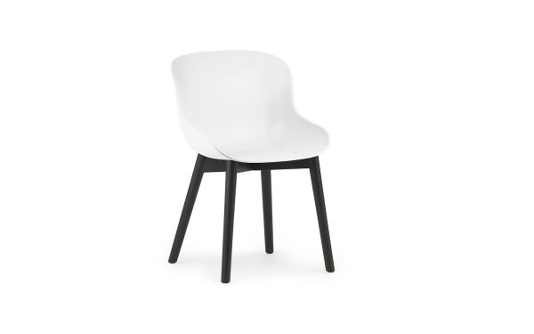 En moderne designstol med et hvidt plastiksæde og sorte træben, isoleret på en hvid baggrund.