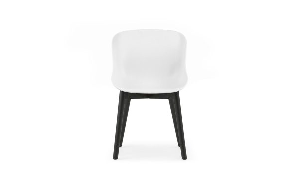 En moderne stol med hvidt sæde og sorte ben, sat mod en almindelig hvid baggrund. Designet er minimalistisk med et slankt ryglæn og kantede ben fra TomorrowsDesign.