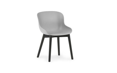 En moderne stol med et glat, matgrå sæde og kontrasterende sorte ben, isoleret på en hvid baggrund, legemliggør TomorrowsDesign-æstetik.
