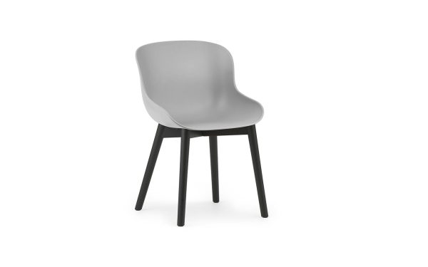 En moderne stol med et glat, matgrå sæde og kontrasterende sorte ben, isoleret på en hvid baggrund, legemliggør TomorrowsDesign-æstetik.