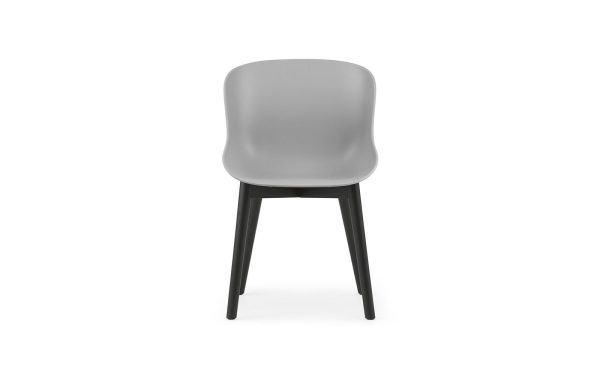 En moderne stol med gråt skalsæde og sorte ben fra TomorrowsDesign, isoleret på hvid baggrund.