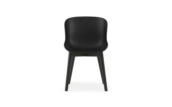 En enkel sort stol fra TomorrowsDesign med glat, buet ryglæn og fire lige ben, isoleret mod en hvid baggrund.