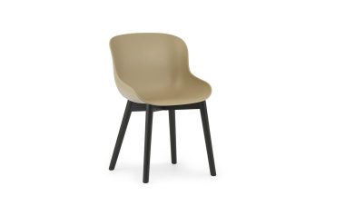 En moderne designstol med et beige plastiksæde og sorte metalben, vist på en almindelig hvid baggrund.