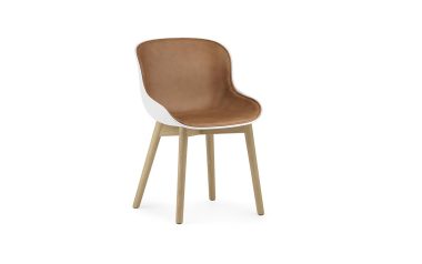 Moderne NORMANN COPENHAGEN - Hyg Spisebordsstol med brunt lædersæde og hvidt ryglæn på træben, isoleret på hvid baggrund.