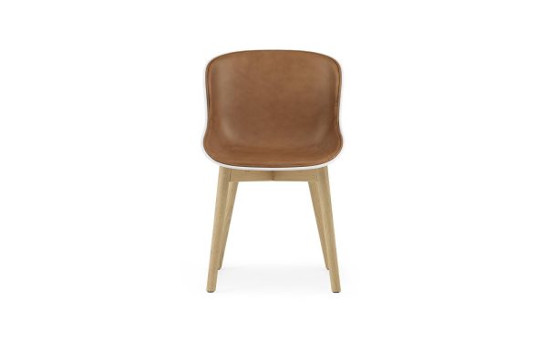 EN NORMANN COPENHAGEN - Hyg Spisebordsstol med en lys træramme og et glat, brunt lædersæde, fotograferet mod en almindelig hvid baggrund.