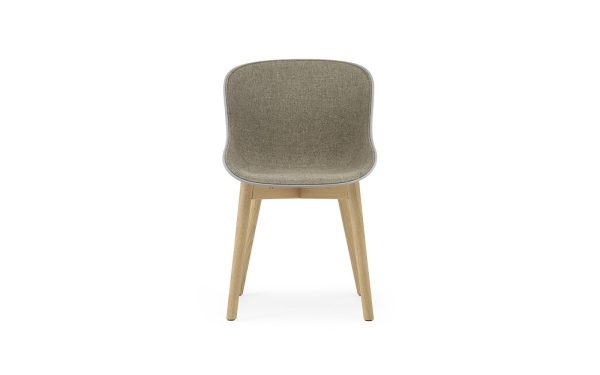 EN NORMANN COPENHAGEN - Hyg Spisebordsstol med lyse træben og et gråt polstret sæde og ryglæn, isoleret på hvid baggrund.