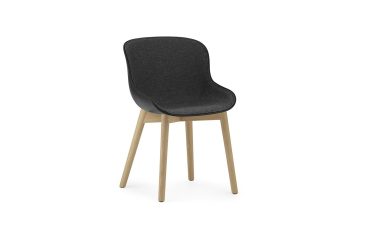 En moderne stol med mørkegrå polstret sæde og ryglæn, sat på fire lyse træben, isoleret på en hvid baggrund, er indbegrebet af moderne møbeldesign.