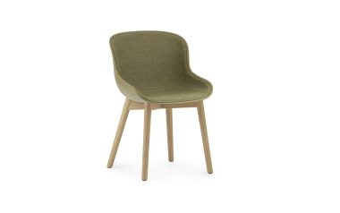 En moderne stol med træben og et grønt stofsæde, fotograferet på en hvid baggrund, der repræsenterer TomorrowsDesign.
