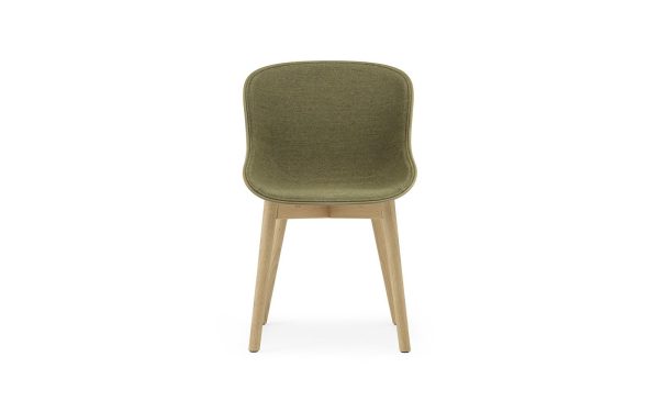 En moderne stol med et grønt polstret sæde og ryglæn på en lys træramme, isoleret på en hvid baggrund, som afspejler udsøgt design.