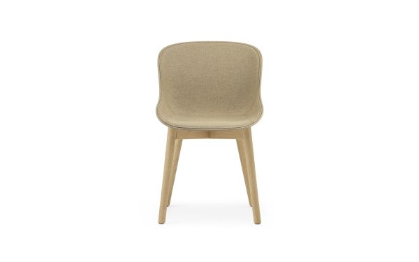 EN NORMANN COPENHAGEN - Hyg Spisebordsstol stol med beige polstring og lyse træben, vist mod en almindelig hvid baggrund. Stolens design er slankt og minimalistisk med et buet ryglæn.