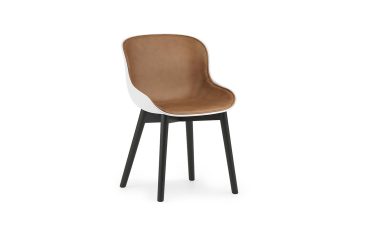 En moderne stol med brunt lædersæde og hvidt ryglæn, monteret på fire kantede sorte ben, isoleret mod en hvid baggrund. Ideel til moderne interiørdesign.