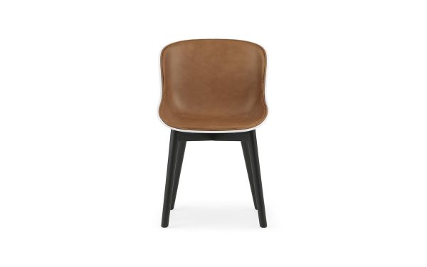 En moderne stol med solbrunt lædersæde og ryglæn monteret på et slankt sort stel fra TomorrowsDesign, isoleret mod en hvid baggrund.