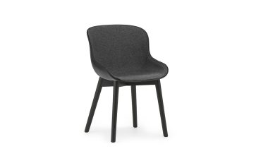 En moderne stol med gråt polstret sæde og ryglæn, sat på fire sorte, slanke ben, isoleret på hvid baggrund. Dette stykke eksemplificerer moderne designmøbler-æstetik.