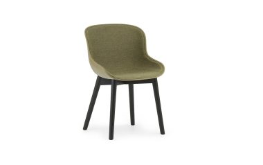 En moderne stol med et grønt polstret sæde og ryglæn, monteret på en firbenet sort metalbund, isoleret på en hvid baggrund, eksemplificerer moderne design.
