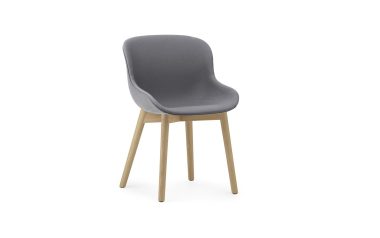 En moderne stol med gråt stofsæde og lyse træben fra TomorrowsDesign, isoleret på hvid baggrund.