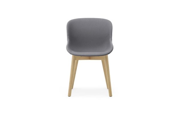 En moderne stol med gråt polstret sæde og ryglæn monteret på en lys træramme med fire ben, isoleret mod en hvid baggrund. Dette stykke er emblematisk for moderne designmøbler.