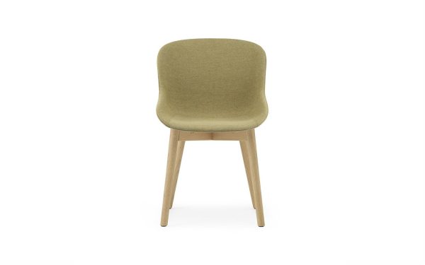 En minimalistisk design grøn polstret stol med glat, buet ryglæn og fire træben, isoleret på en hvid baggrund.