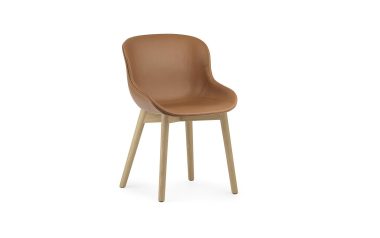 En moderne brun stol med buet ryglæn og et sæde, understøttet af fire lyse træben, isoleret på en hvid baggrund. Dette stykke eksemplificerer moderne designmøbler-æstetik.