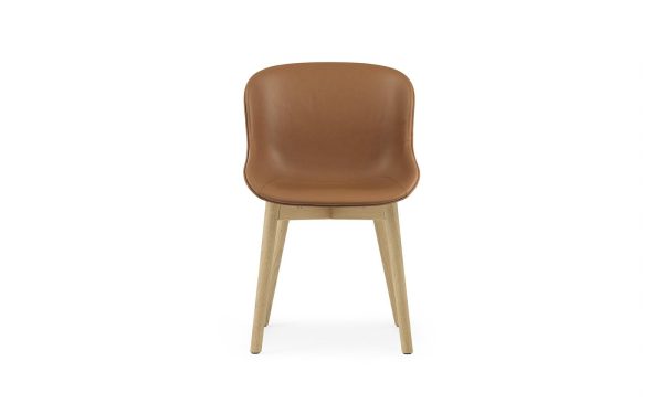 En moderne stol med et glat, brunt lædersæde og et let træstel, vist mod en hvid baggrund, er et eksempel på TomorrowsDesign.