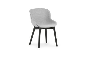 En moderne stol med et buet, lysegråt polstret sæde og ryglæn på fire sorte, slanke træben, en del af TomorrowsDesign-kollektionen, isoleret på en hvid baggrund.