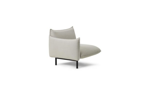 En moderne NORMANN COPENHAGEN - Ark Modulsofa 100 Venstre med et minimalistisk design, med en slank sort ramme og en behagelig pude, isoleret på en hvid baggrund.