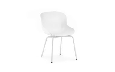 En moderne hvid stol med et buet ryglæn og fire metalben på en almindelig hvid baggrund, der viser essensen af TomorrowsDesign.
