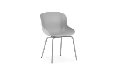 En moderne NORMANN COPENHAGEN - Hyg Spisebordsstol med et glat plastiksæde og metalben, isoleret på en hvid baggrund.