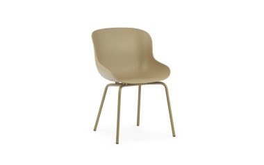 En moderne beige NORMANN COPENHAGEN - Hyg Spisebordsstol med et glat, buet plastiksæde og fire metalben, isoleret på en hvid baggrund.
