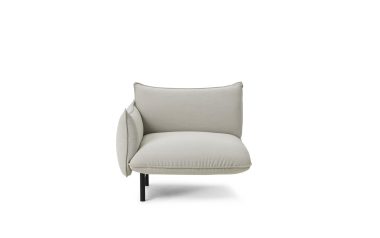EN NORMANN COPENHAGEN - Ark Modulsofa 100 Venstre med en plys sædehynde, en firkantet rygpude og sorte slanke ben, isoleret på hvid baggrund.