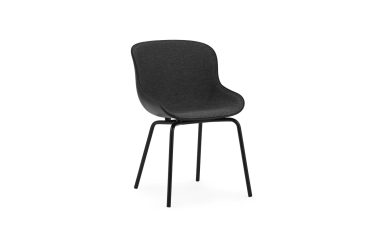 En moderne stol med et buet, mørkegrå polstret sæde og slanke sorte metalben, isoleret på en hvid baggrund. Dette smykke er en del af vores eksklusive designmøbler kollektion.