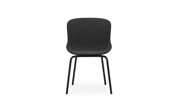 En moderne stol med gråt stofsæde og ryglæn monteret på et enkelt sort metalstel, med skandinavisk design, isoleret på en hvid baggrund.